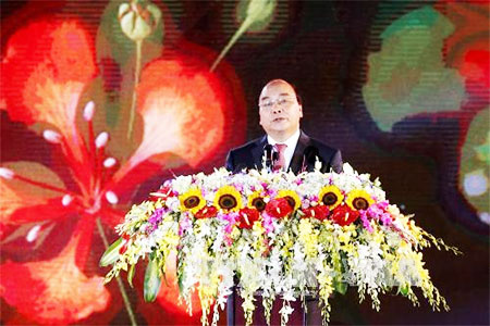 Pm Attends Red Flamboyant Flower Festival In Hai Phong