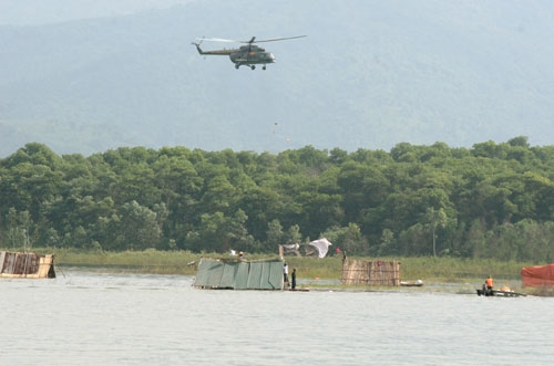 Trực thăng của Quân chủng Phòng không-Không quân được huy động để thả hàng cứu trợ cho nạn nhân bị nước lũ cô lập