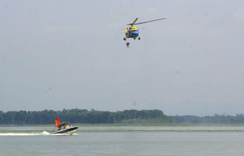Nhân viên cứu hộ đưa nạn nhân bị đuối nước lên trực thăng