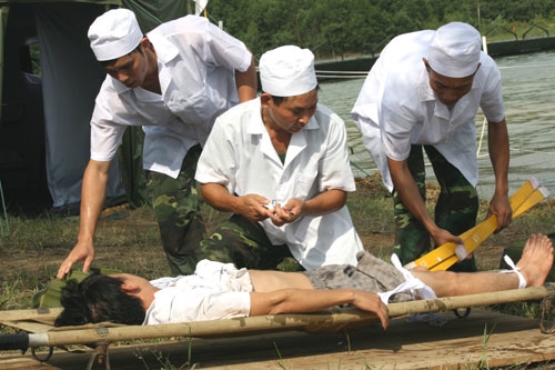 Các y, bác sĩ sơ cứu cho nạn nhân tại điểm quân y dã chiến