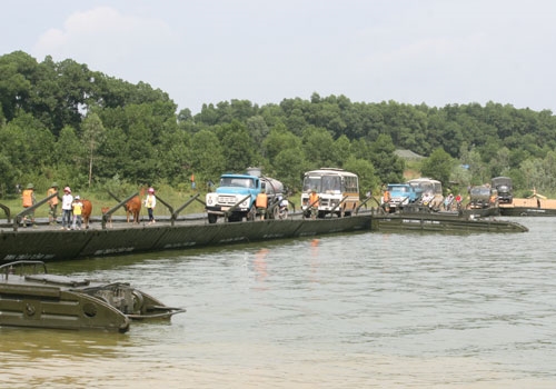 Ngay sau khi phà được lắp đặt, bộ đội hướng dẫn người và phương tiện di chuyển ra khỏi vùng lũ