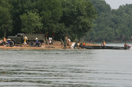 Cùng lúc đó, các lực lượng nhanh chóng vận chuyển hàng cứu trợ tới nơi tập kết để xuồng đưa hàng tới người dân tại vùng bị lũ cô lập