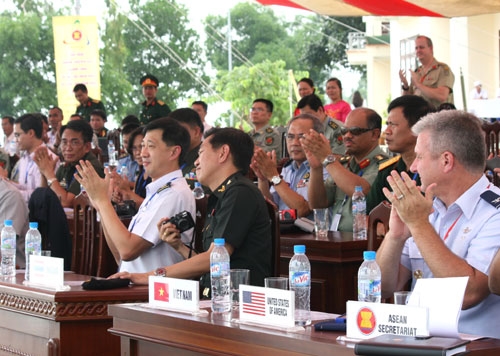 Buổi trình diễn kết thúc, các đại biểu tỏ ra khâm phục và vỗ tay tán thưởng