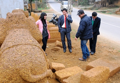 Khách đến thăm quan và mua các sản phẩm chế tác từ đá ong