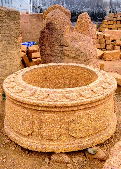 Giếng đá làm bằng đá ong được chế tác rất cầu kỳ và tốn nhiều công sức