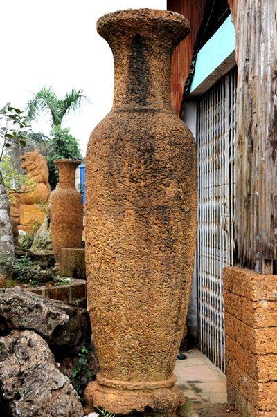 Độc bình được chế tác từ đá ong