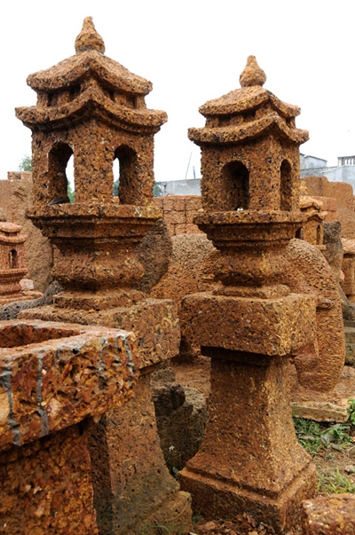 Cột đèn làm từ đá ong