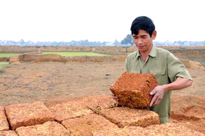 Sau khi được đẽo vuông vắn, người thợ cẩn trọng xếp
những viên gạch đá ong thành hàng, phơi nắng cho đá ong cứng lại.
