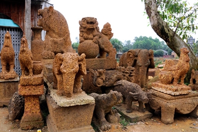 Đá ong được chế tác thành 12 con giáp