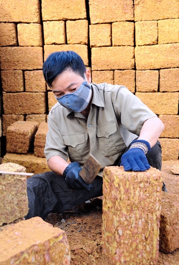 Cẩn thận, tỉ mỉ trong từng nhát đẽo để viên gạch đá ong được vuông thành sắc cạnh