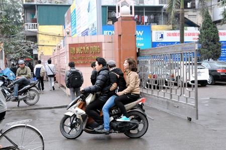 Đèo ba, không mũ bảo hiểm, sinh viên Trường đại học Xây dựng