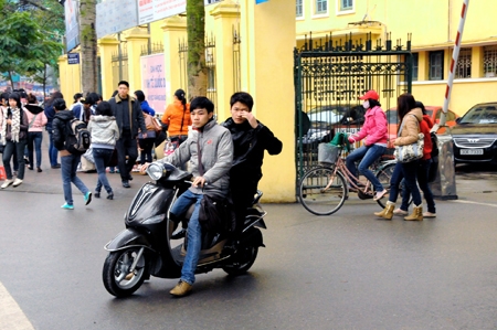 Sinh viên trường Đại học Kinh tế quốc dân cũng “không thua kém”
về tình trạng vi phạm Luật giao thông (Ảnh chụp lúc 10 giờ 10 phút, ngày 29-2)