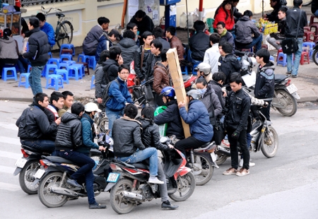 Sinh viên “hồn nhiên” tụ tập ngay trước vỉa hè khu vực cổng
Trường Đại học Xây dựng, gây nên tình trạng lộn xộn.
(Ảnh chụp lúc 11 giờ 10 phút, ngày 29-2)