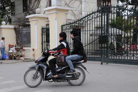 Tình trạng sinh viên không đội mũ bảo hiểm khi tham gia giao thông không phải là hiếm (Ảnh chụp lúc 10 giờ 26 phút, ngày 28-2, trước cổng trường ĐH Giao thông Vận tải Hà Nội )