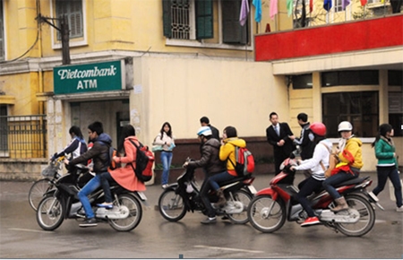 Khu vực trước cổng Trường Đại học Khoa học xã hội và Nhân văn, tình trạng không đội mũ bảo hiểm của sinh viên khi tham gia giao thông cũng khá phổ biến.
(Ảnh chụp lúc 8 giờ 17 phút, ngày 29-2)