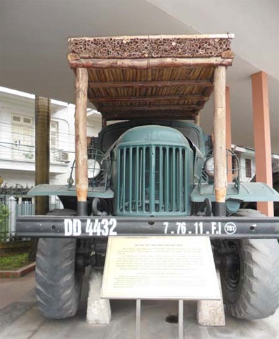 Chiếc xe Zil 157 do Anh hùng LLVTND Phan Văn Quý điều khiển đã vượt qua mưa bom, bão đạn của giặc Mỹ trên Đường Trường Sơn máu lửa, đưa hàng trăm thương binh về hậu phương