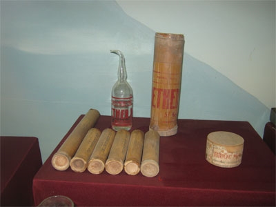 Dụng cụ đựng thuốc dùng trong thời kỳ kháng chiến chống thực dân Pháp, đã giúp các y, bác sĩ giành lại sự sống cho nhiều thương binh, bệnh binh.