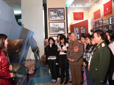 Học sinh, sinh viên đến thăm quan và học tập tại Bảo tàng Tổng cục Hậu cần