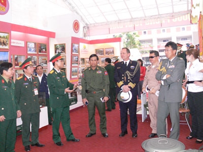 Tướng lĩnh quân đội các nước Khối ASEAN thăm gian trưng bày của Bảo tàng Tổng cục Hậu cần tại triển lãm Việt Bắc