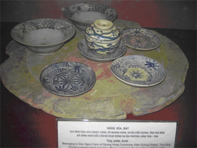 Mâm, bát, đĩa của gia đình ông Đào Ngọc Cảnh ở Kiến Xương, Thái Bình dùng phục vụ cán bộ hoạt động cách mạng giai đoạn 1930-1945 tại địa phương.