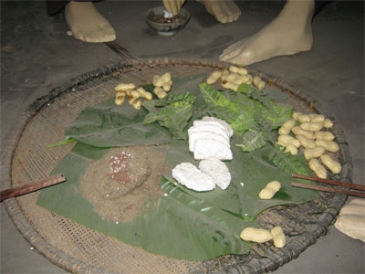 Bữa ăn của cán bộ thời kháng chiến chống thực dân Pháp,
chỉ gồm cơm nắm độn và muối vừng.