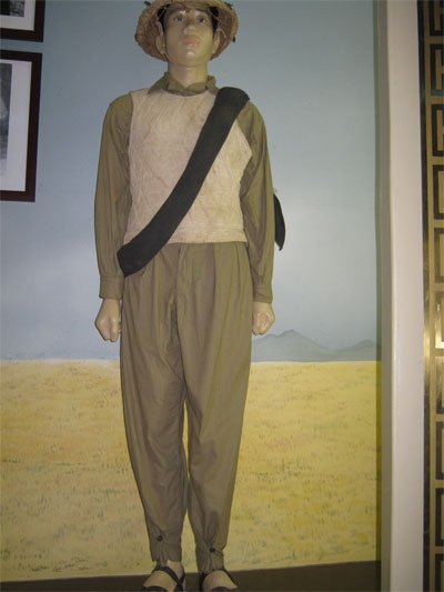 Bộ quần áo của bộ đội làm bằng vải sợi thô kệch do quân nhu sản xuất là vật dụng giúp bộ đội chống lại mùa đông giá lạnh và tiếp thêm sức mạnh trong bước đường hành quân tiêu diệt kẻ thù.