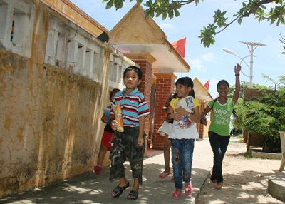 Niềm vui đến trường của các em học sinh trên đảo Sinh Tồn