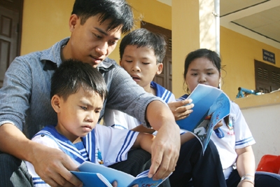 Tranh thủ hỏi bài thầy lúc giải lao