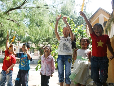 Niềm vui giờ tan trường của các em học sinh ở đảo Song Tử Tây