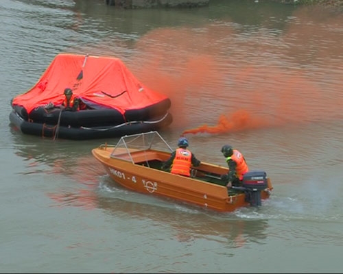 Phối hợp thả phao cứu sinh, đưa lực lượng rời tàu.