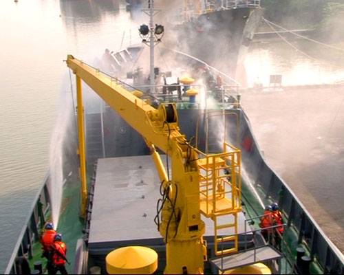 Cùng thời gian, hỏa lực của địch đánh trúng mũi tàu gây ra một số đám cháy. Các chiến sĩ nhanh chóng sử dụng phương tiện cứu hỏa dập tắt.