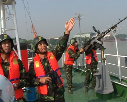 Tổ súng máy phòng không 12,7 ly sẵn sàng đánh trả máy bay địch tấn công đánh chặn hải trình của tàu vận tải.