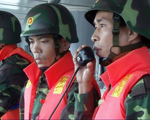 Thượng úy Phạm Duy Hiếu, Thuyền trưởng cùng Trung úy Phạm Văn Chung, Chính trị viên Tàu 51-11-86 nhanh chóng hội ý xử trí tình huống đánh trả máy bay địch.