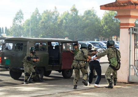 Áp giải lực lượng khủng bố, kết thúc cuộc giải cứu