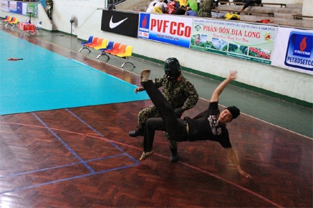 Sử dụng kỹ thuật cận chiến điêu luyện, hạ một tên khủng bố ngoan cố