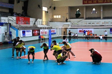 Ngày N-0, lợi dụng đông người xem trận chung kết giải bóng chuyền Châu Á mở rộng được tổ chức tại Nhà thi đấu TDTT tỉnh Đắk Lắk, bất ngờ khoảng gần 20 tên khủng bố đã dùng vũ khí trấn áp, bắt cóc con tin, đòi yêu sách.