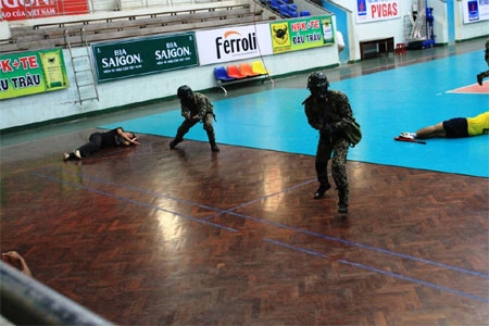 Dũng mãnh áp sát bọn khủng bố