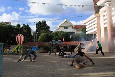 Đánh từ ngoài đánh vào trong