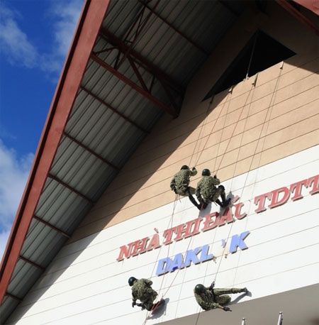 Các mũi tiến công nhanh chóng tiếp cận hiện trường, dùng kỹ thuật đặc công, bất ngờ đột nhập vào nơi bọn khủng bố giam giữ con tin từ nhiều hướng. Trong ảnh, lực lượng đặc công tiếp cận bọn khủng bố từ trên cao.