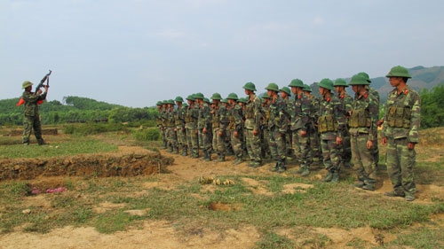 Cán bộ phổ biến và hướng dẫn bộ đội trước khi vào luyện