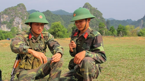 Chiến sĩ mới thực hiện động tác bóp kíp chuẩn xác và thuần thục. Đây là một động tác khó và dễ mất an toàn trong quá trình huấn luyện.