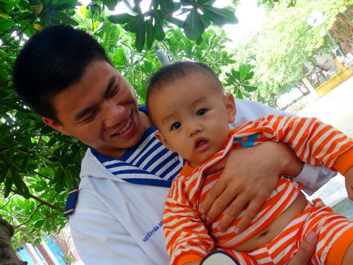 Em bé và chiến sĩ Hải quân