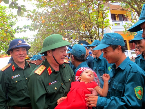 Thượng tướng Nguyễn Thành Cung, Ủy viên Trung ương Đảng, Ủy viên Thường vụ Quân ủy Trung ương, Thứ trưởng Bộ Quốc phòng đến thăm quân và dân thị trấn Trường Sa Lớn vào chiều 26-11-2013