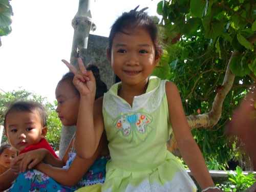 Bé Phương Linh, học sinh lớp 1A Trường Tiểu học thị trấn Trường Sa gửi lời chào tới các bạn nhỏ trong đất liền