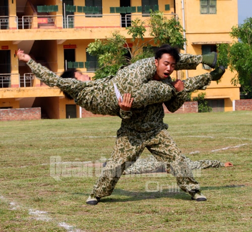 Hạ gục đối phương bằng một cú cắt kéo điêu luyện