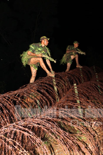 Vượt qua hàng rào bùng nhùng bằng đôi chân trần