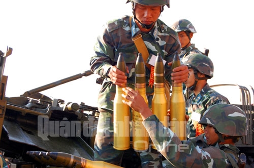 Phối hợp đưa đạn pháo 57mm sẵn sàng chiến đấu