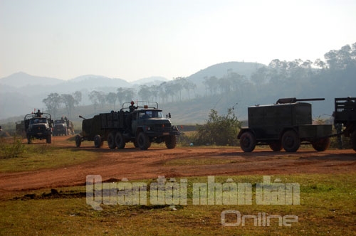 Đội hình các đại đội pháo 37mm, 57mm cơ động vào vị trí chiến đấu.
