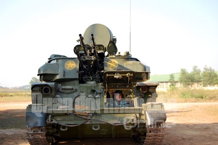 Đại đội 11, Tiểu đoàn 5 (Sư đoàn 361) điều khiển Zcy-23 (pháo phòng không 23 tự hành) ra vị trí chiến đấu