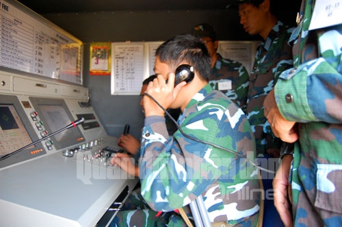 Chỉ huy Đại đội Pháo phòng không 37mm nhận lệnh chiến đấu